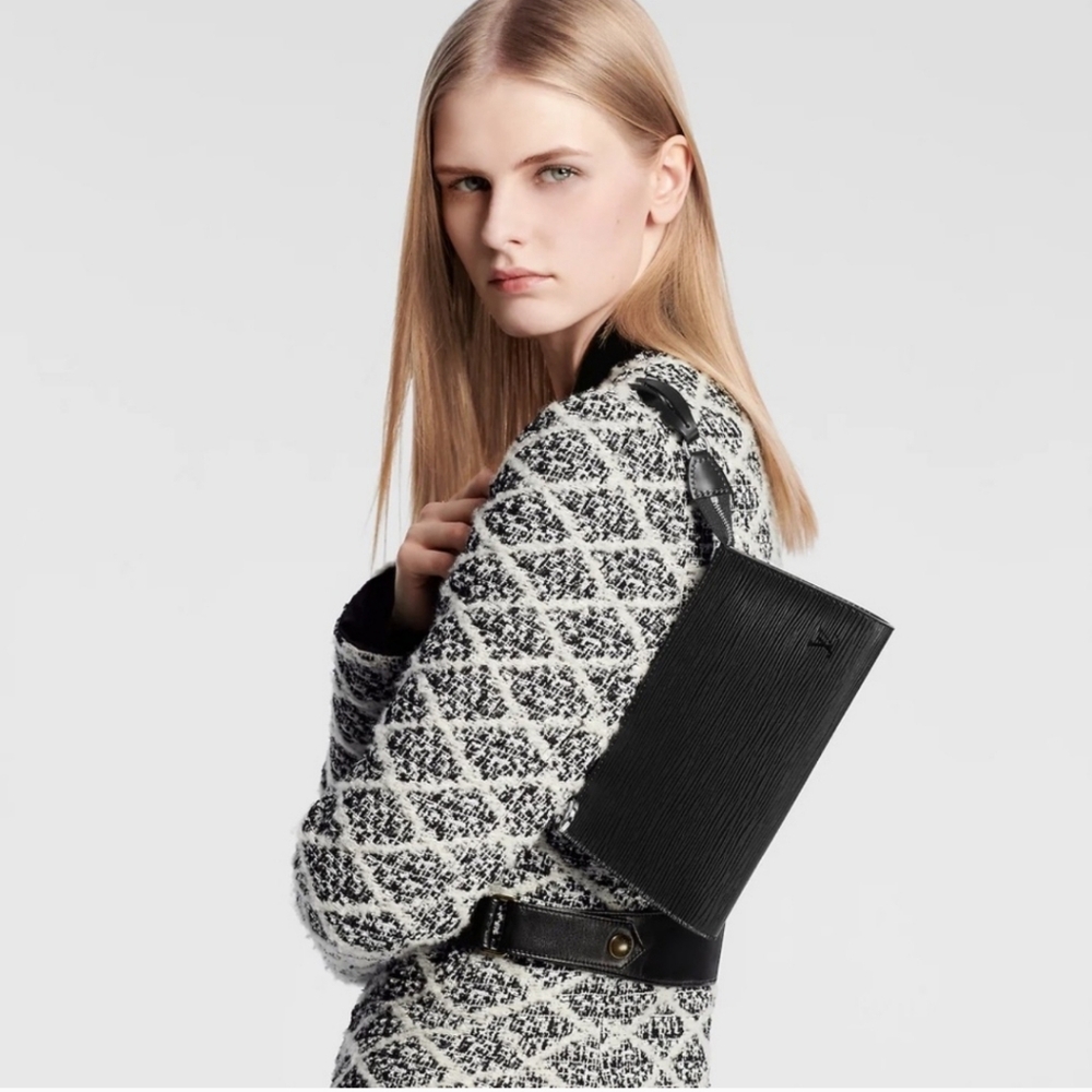 Authentic Louis Vuitton Pochette in Black Epi Leather